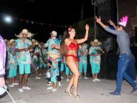 UNA MULTITUD EN LA NOCHE DEL CARNAVAL