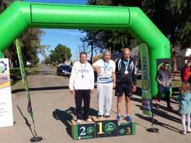 Dos atletas de monte maíz en la maratón de Sanford