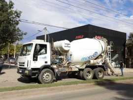 Bacheo en la colectora Juan Domingo Perón