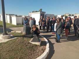 Homenaje en el cementerio local