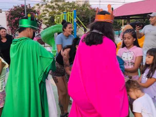 La visita de los Reyes Magos al parquecito municipal