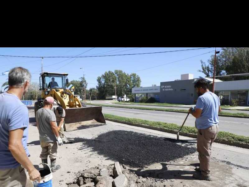 Trabajos de bacheo en Avenida Juan Domingo Perón