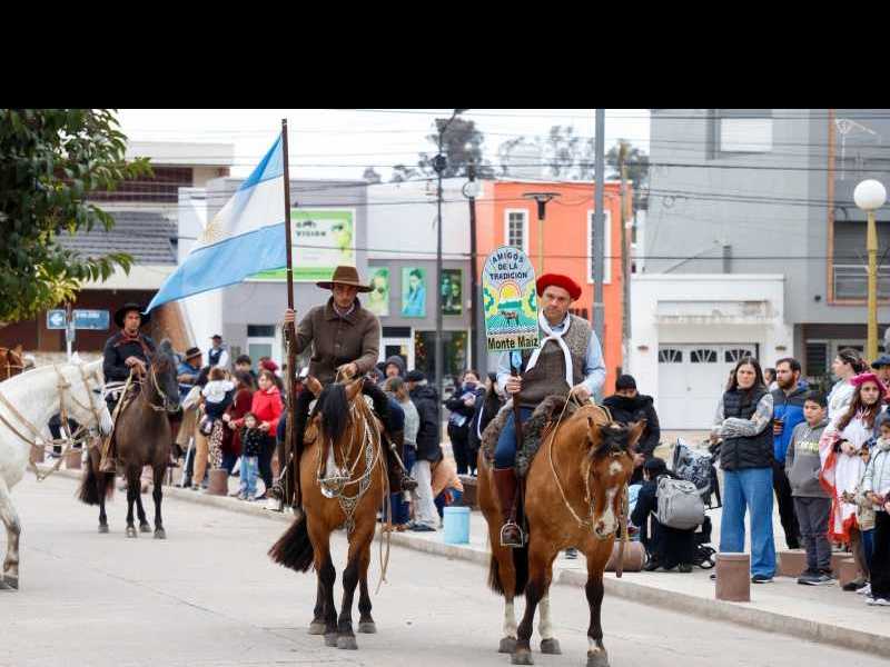 Desfile de agrupaciones gauchas