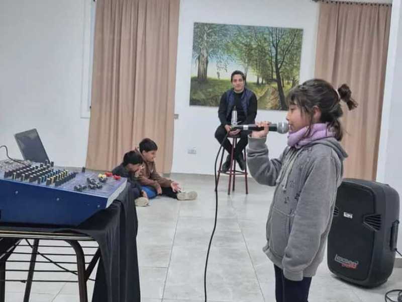 Jóvenes talentos locales inician su camino en el canto