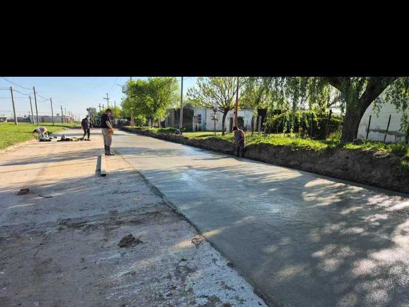 Tercera cuadra de pavimento en calle La Pampa