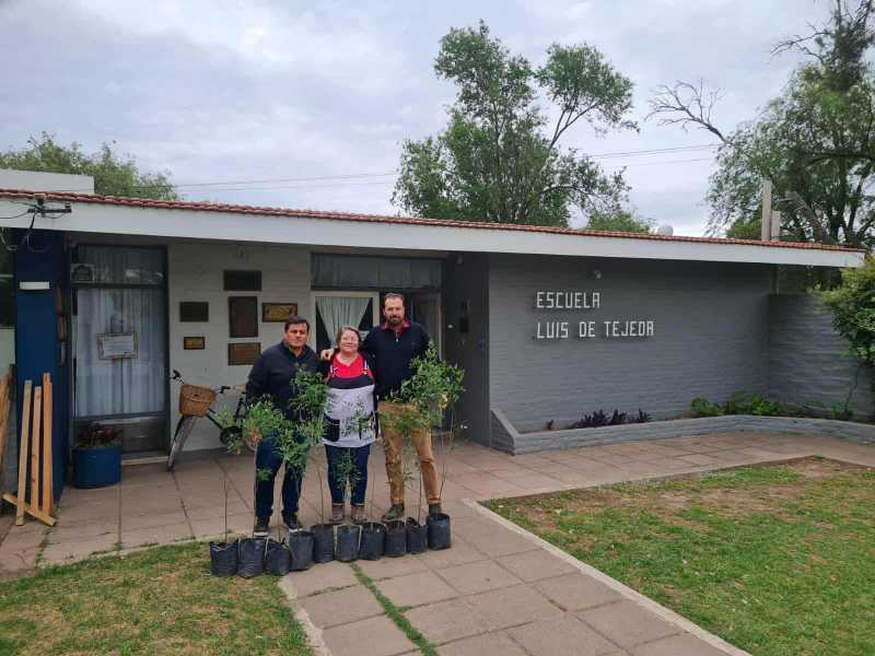 Entrega de árboles en la escuela Luis de Tejeda
