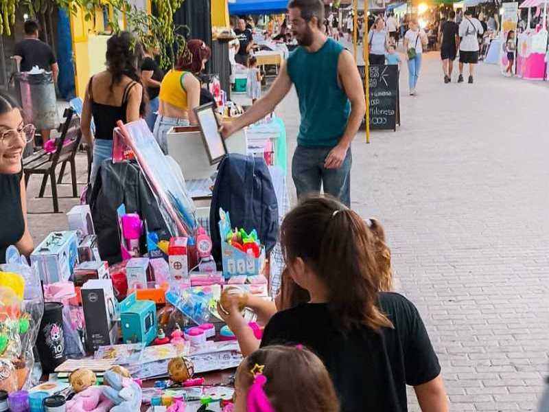 Homenaje a la mujer en Tardecitas en la Peatonal