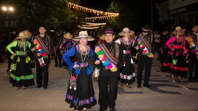 Carnavalito Chileno en la Peatonal de Monte ;Maíz