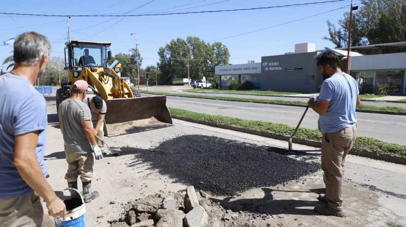 Trabajos de bacheo en Avenida Juan Domingo Perón