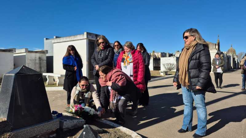 Ofrenda floral en el cementerio