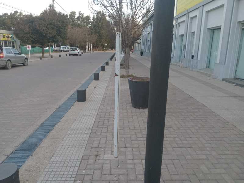 Estacionamiento en mano izquierda en calle Córdoba