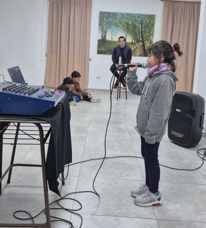 Jóvenes talentos locales inician su camino en el canto