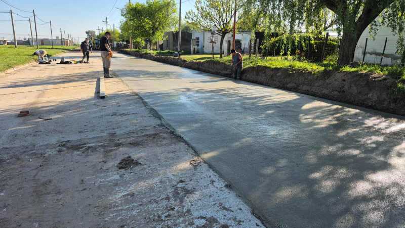 Tercera cuadra de pavimento en calle La Pampa