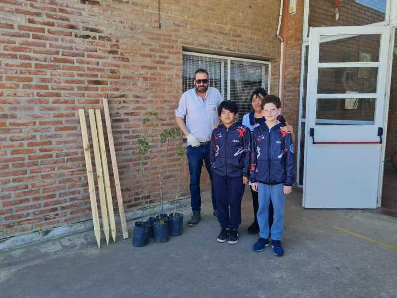 ntrega de árboles en instituciones escolares